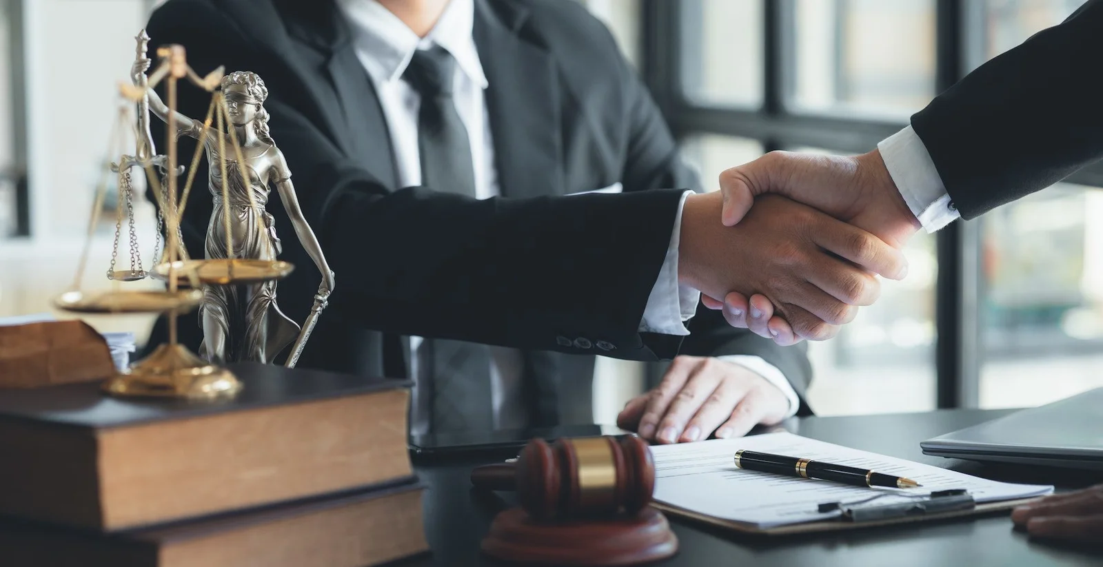 cliente y abogado estrechando manos